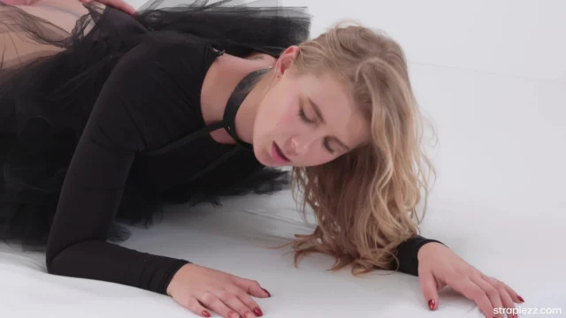 Straplez 2019 07 07 The Innocent Swan 4k